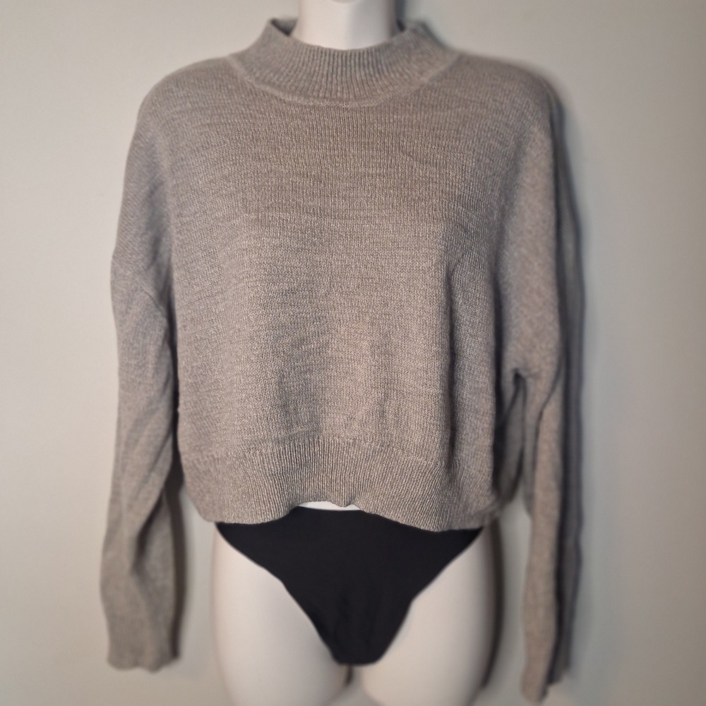 H&M Divided Gray Mock Neck Cropped Knit Sweater Size Medium